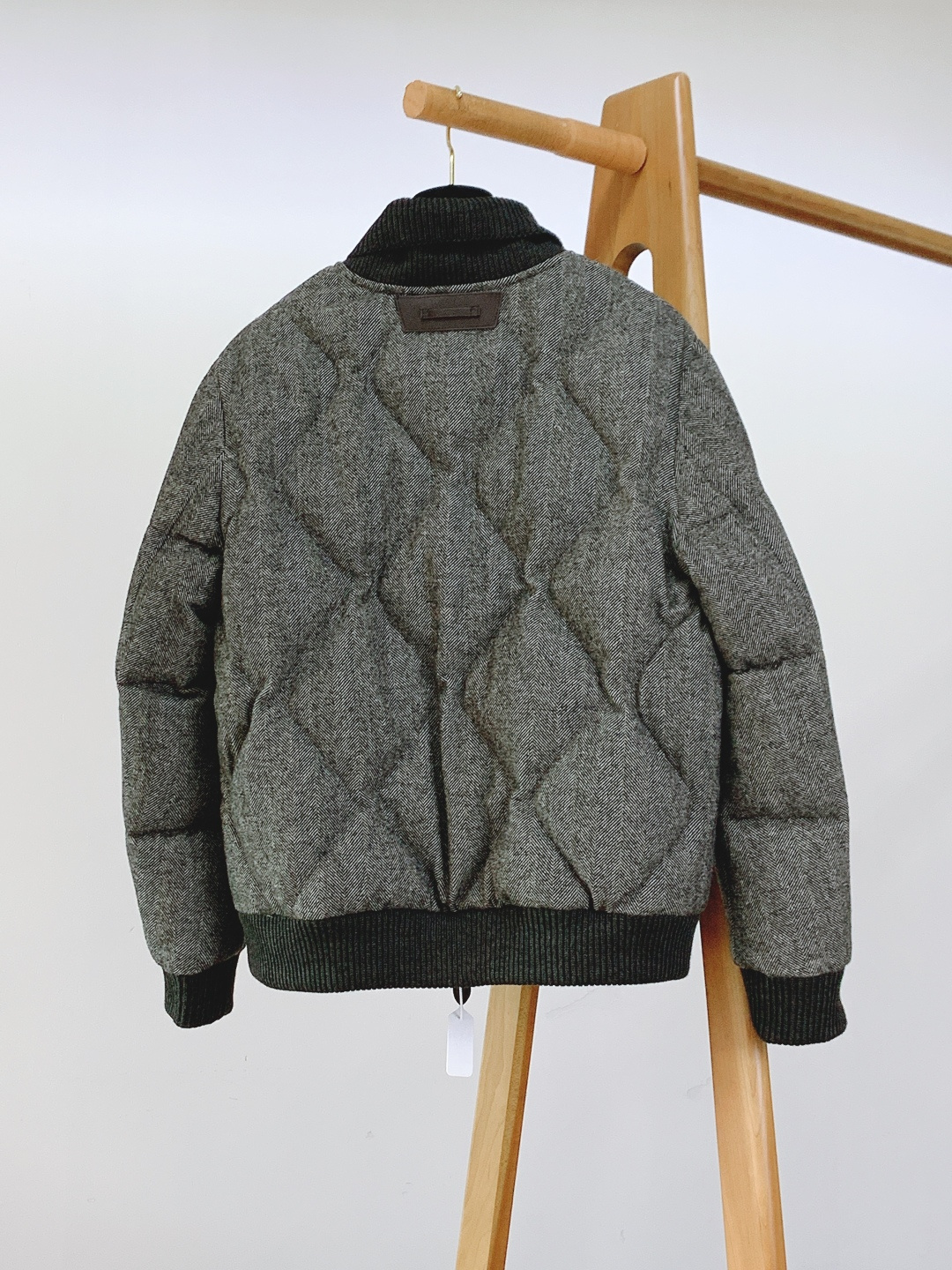 LoroPiana L.P FW秋冬新品 休闲夹克羽绒服。选用高支羊毛面料打造衣身，面料表面呈现细腻的人