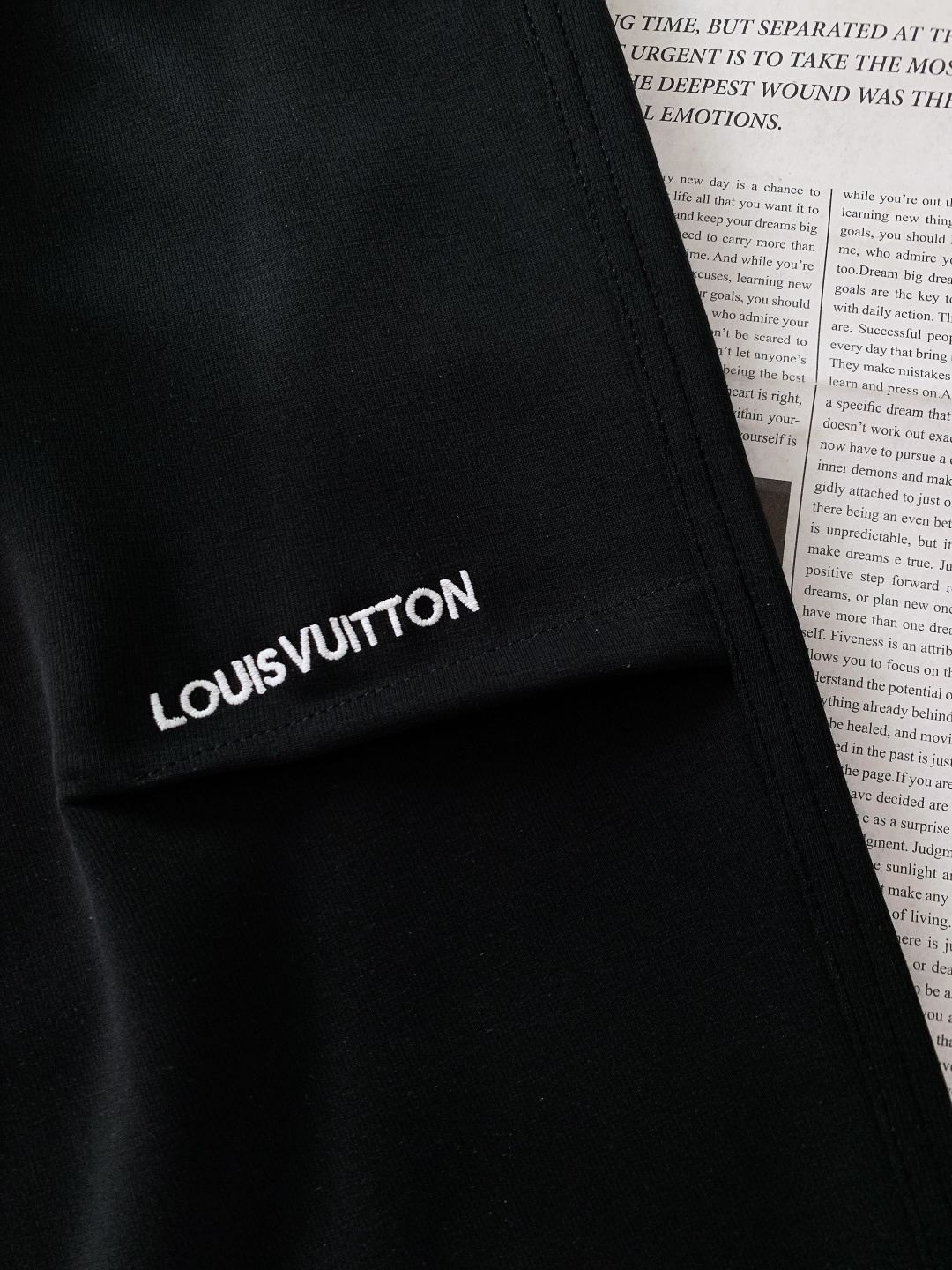 LouisVuitton 路易威登 2025FW秋冬新品 刺绣抽绳休闲裤时尚系列，独特设计，抽绳休闲长裤