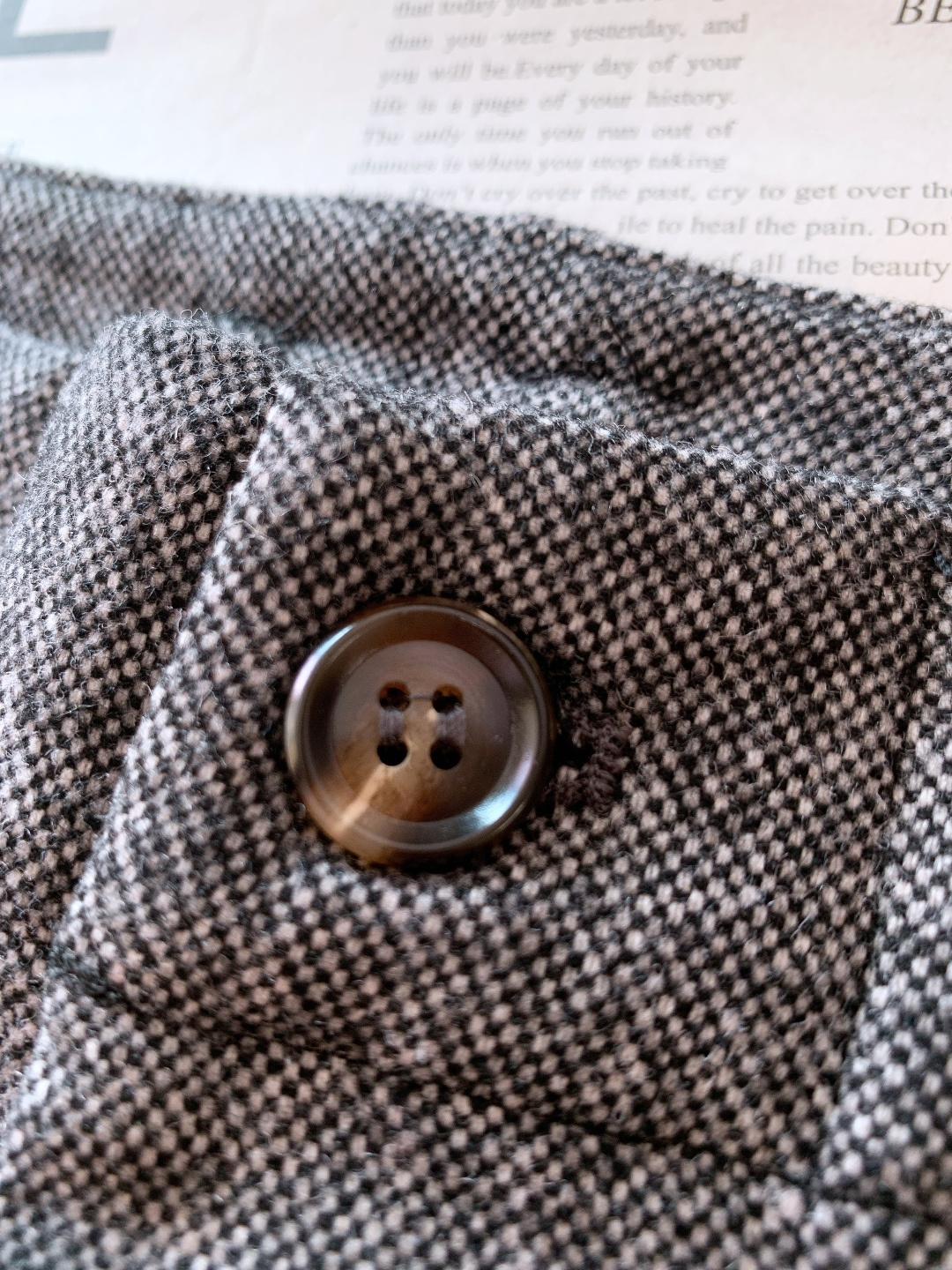 LoroPiana L.P FW秋冬新品 这款lP🆕休闲裤选用高支羊毛芝麻点面料打造，面料表面呈现出细密