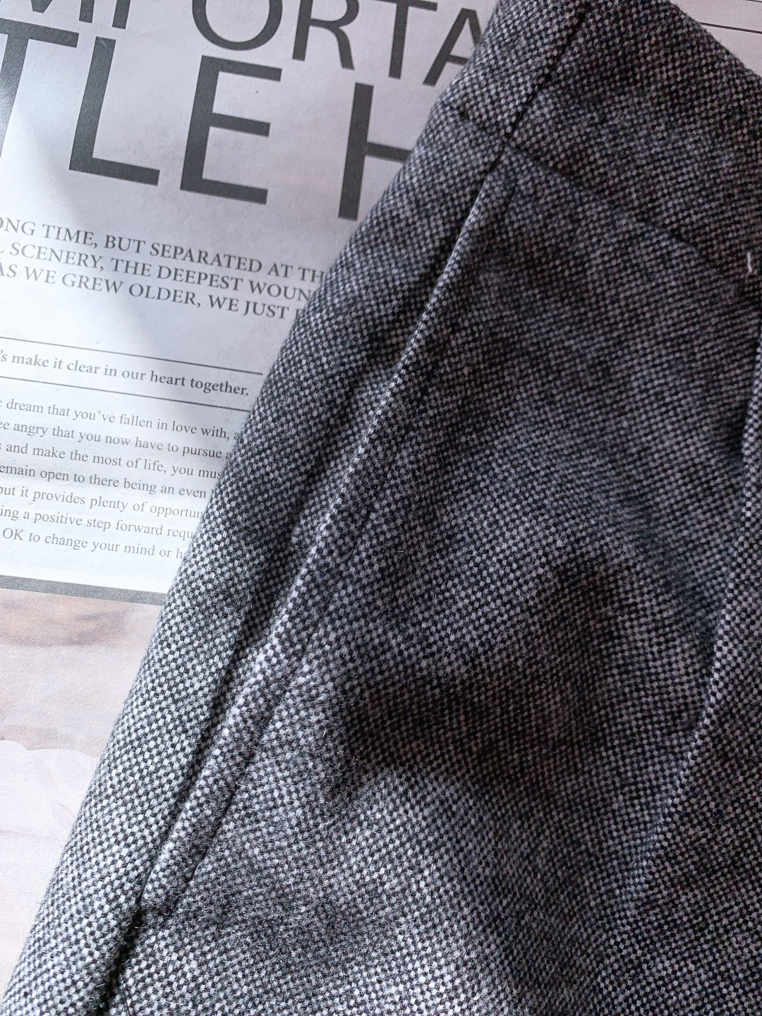 LoroPiana L.P FW秋冬新品 这款lP🆕休闲裤选用高支羊毛芝麻点面料打造，面料表面呈现出细密