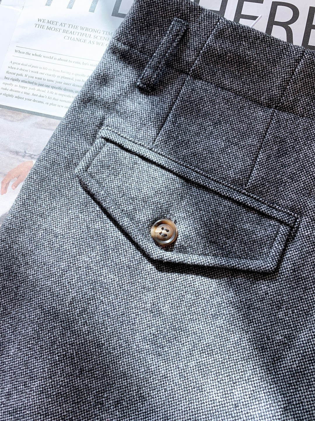 LoroPiana L.P FW秋冬新品 这款lP🆕休闲裤选用高支羊毛芝麻点面料打造，面料表面呈现出细密