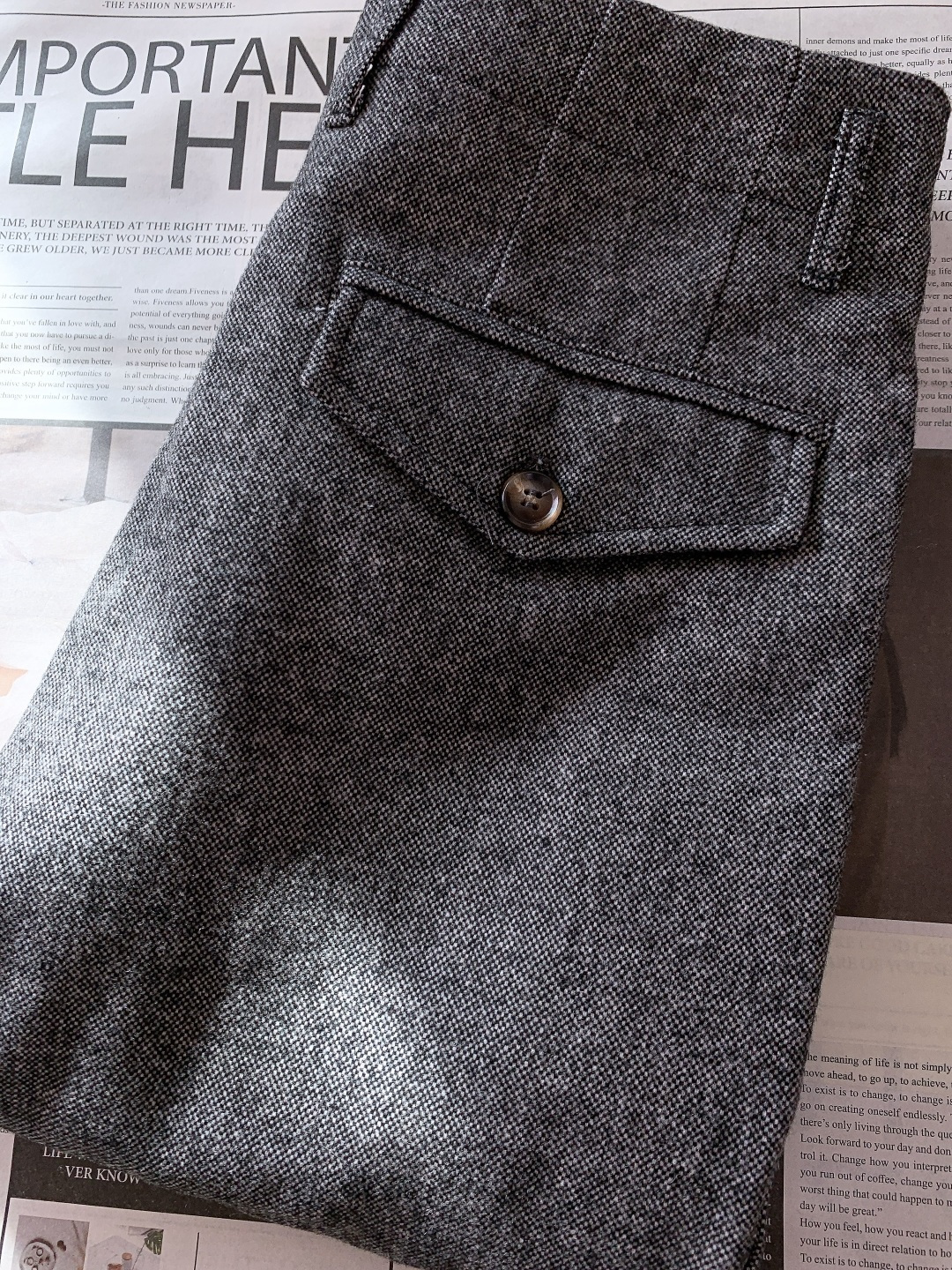 LoroPiana L.P FW秋冬新品 这款lP🆕休闲裤选用高支羊毛芝麻点面料打造，面料表面呈现出细密