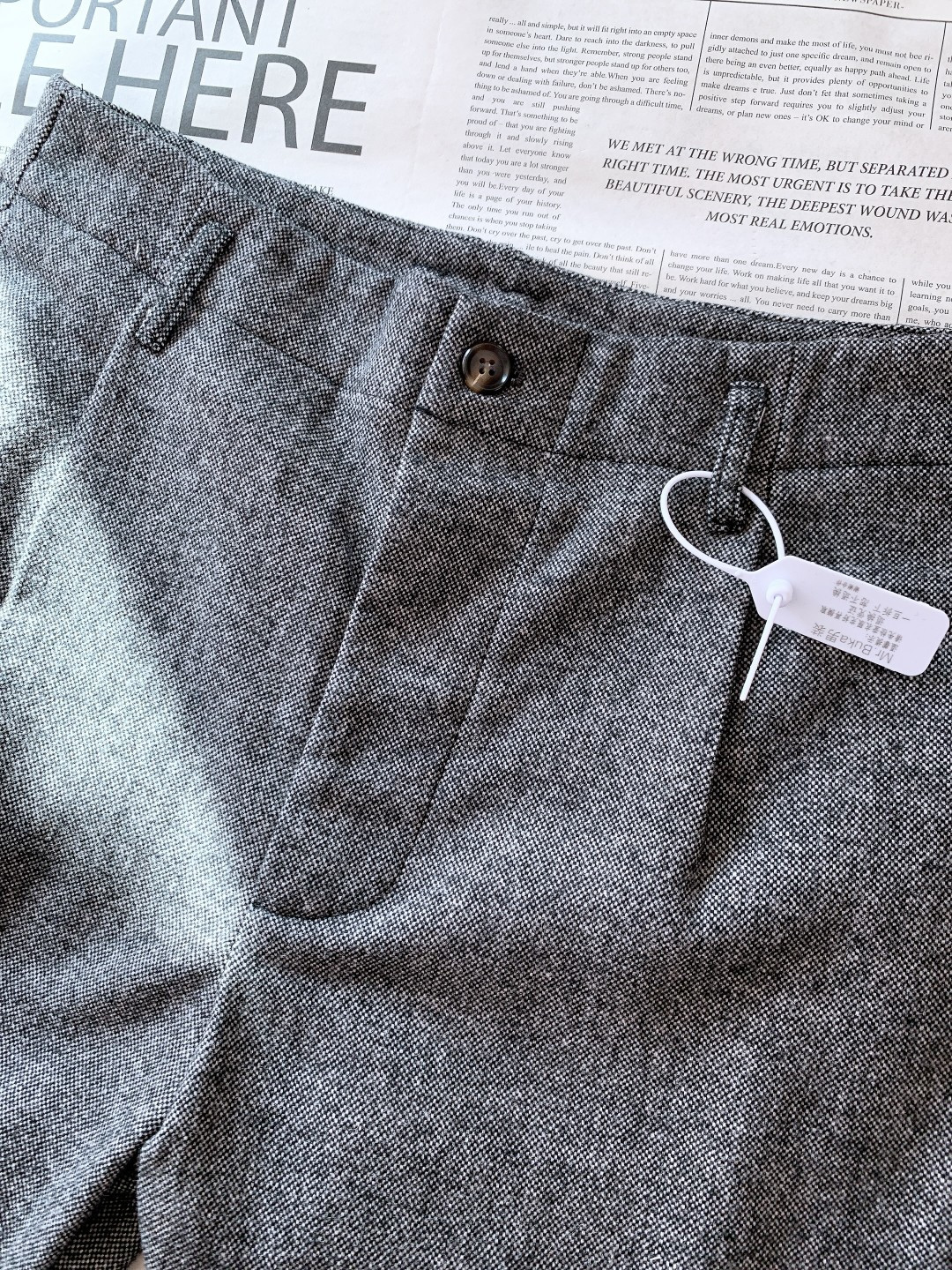 LoroPiana L.P FW秋冬新品 这款lP🆕休闲裤选用高支羊毛芝麻点面料打造，面料表面呈现出细密