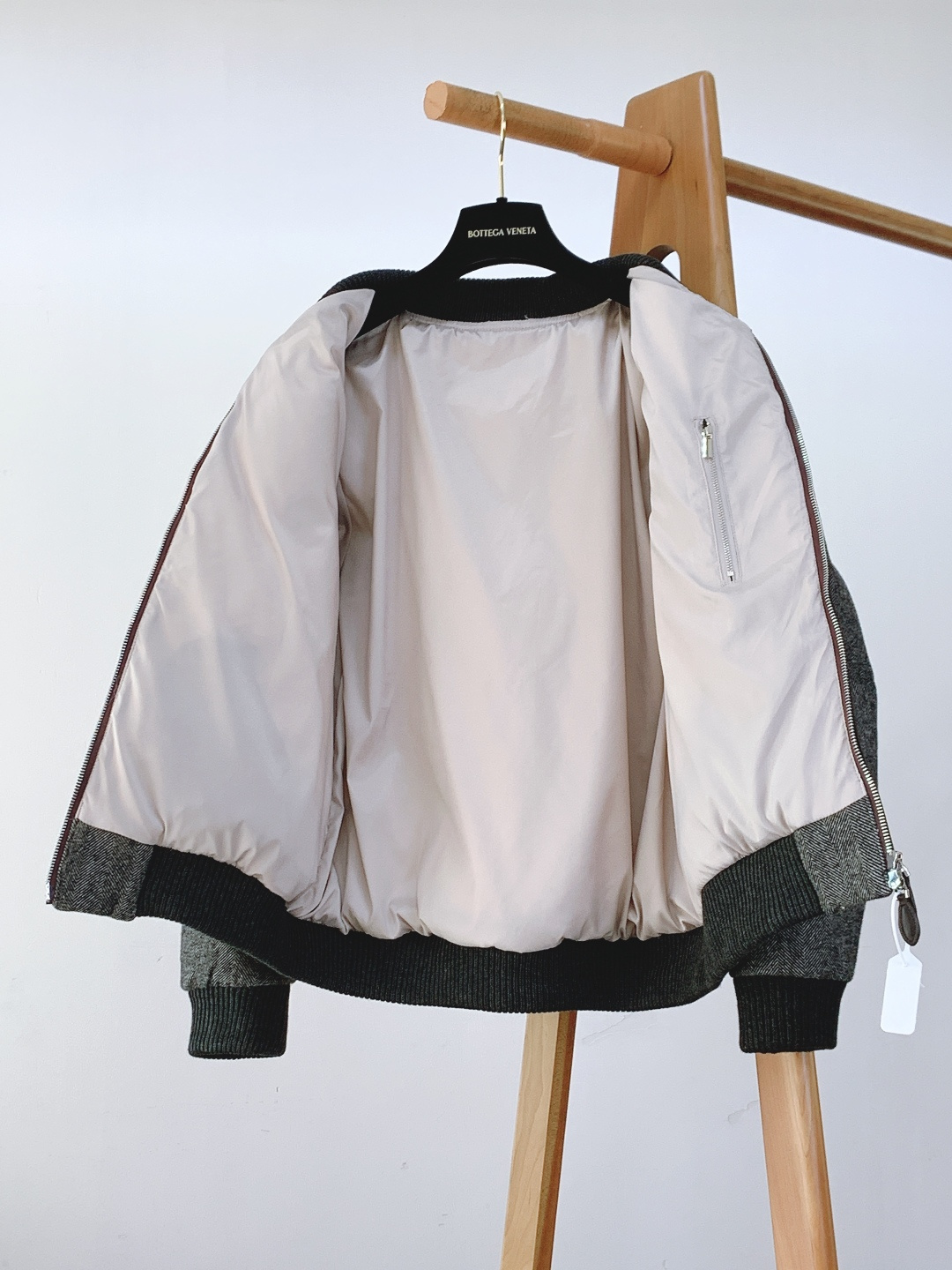 LoroPiana L.P FW秋冬新品 休闲夹克羽绒服。选用高支羊毛面料打造衣身，面料表面呈现细腻的人