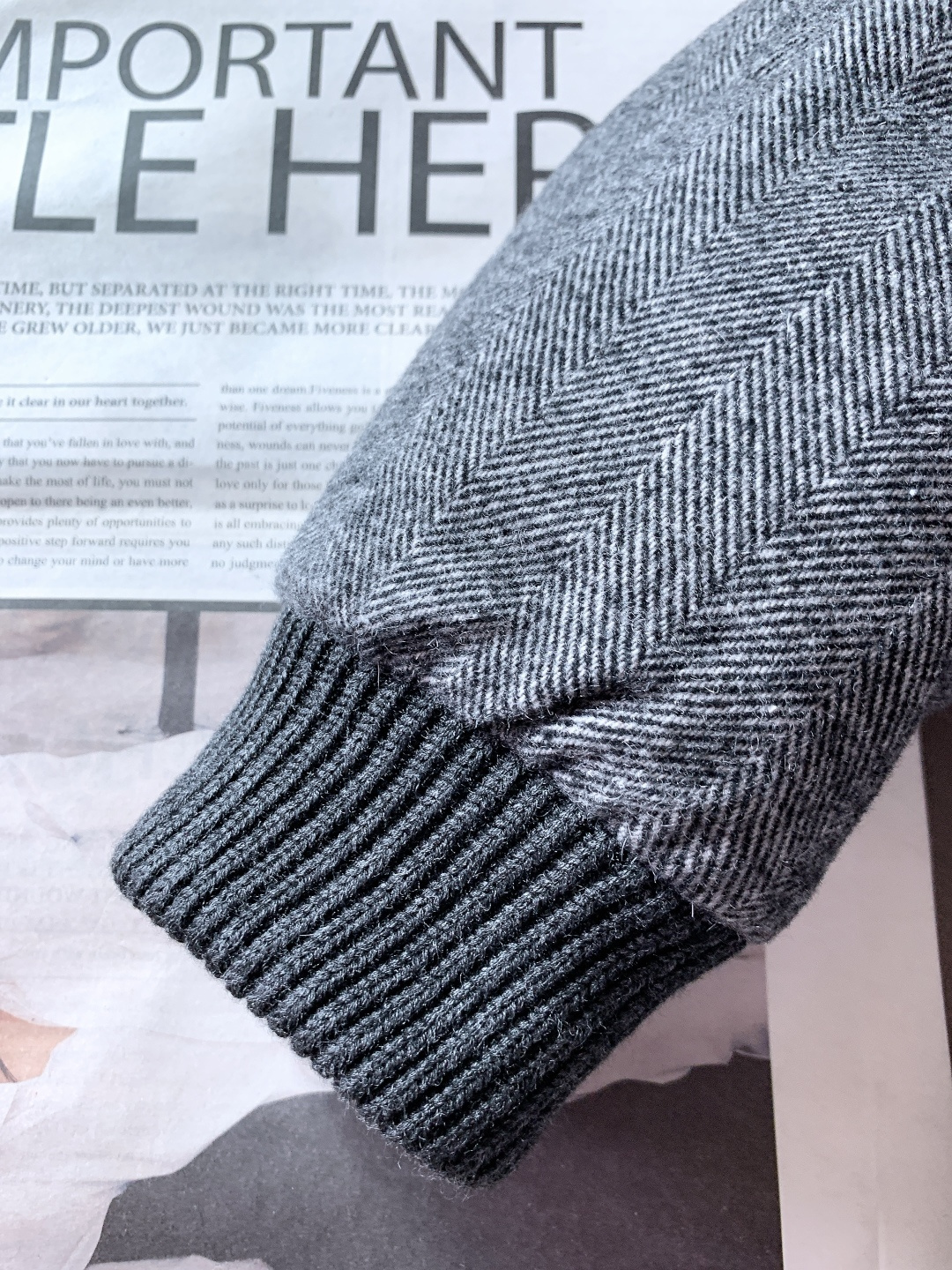 LoroPiana L.P FW秋冬新品 休闲夹克羽绒服。选用高支羊毛面料打造衣身，面料表面呈现细腻的人