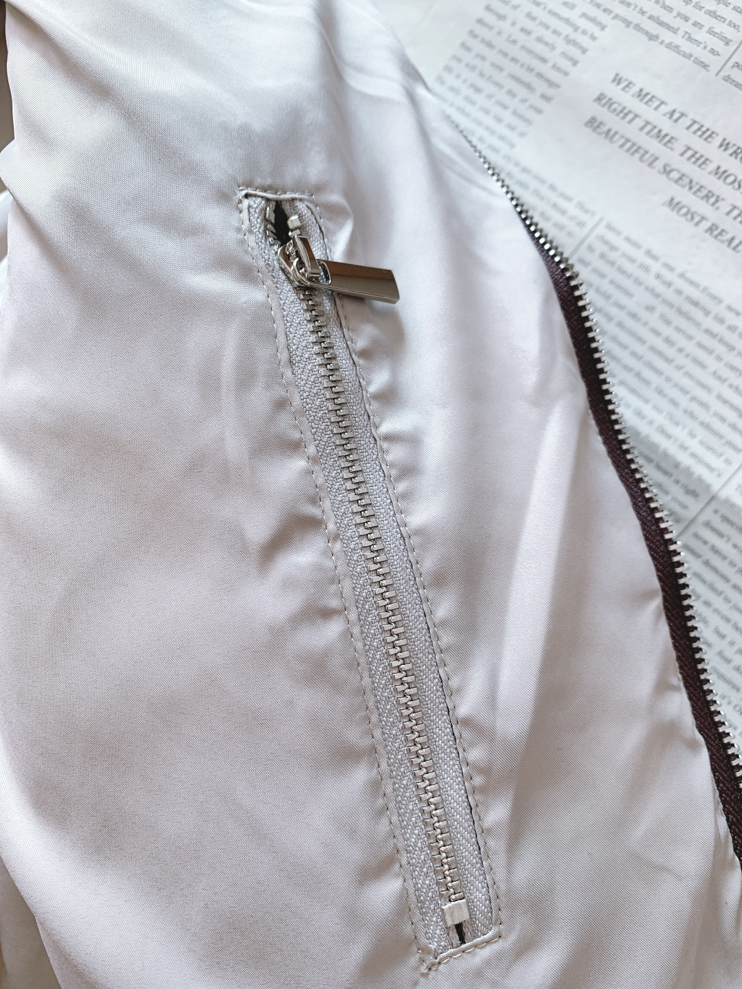 LoroPiana L.P FW秋冬新品 休闲夹克羽绒服。选用高支羊毛面料打造衣身，面料表面呈现细腻的人