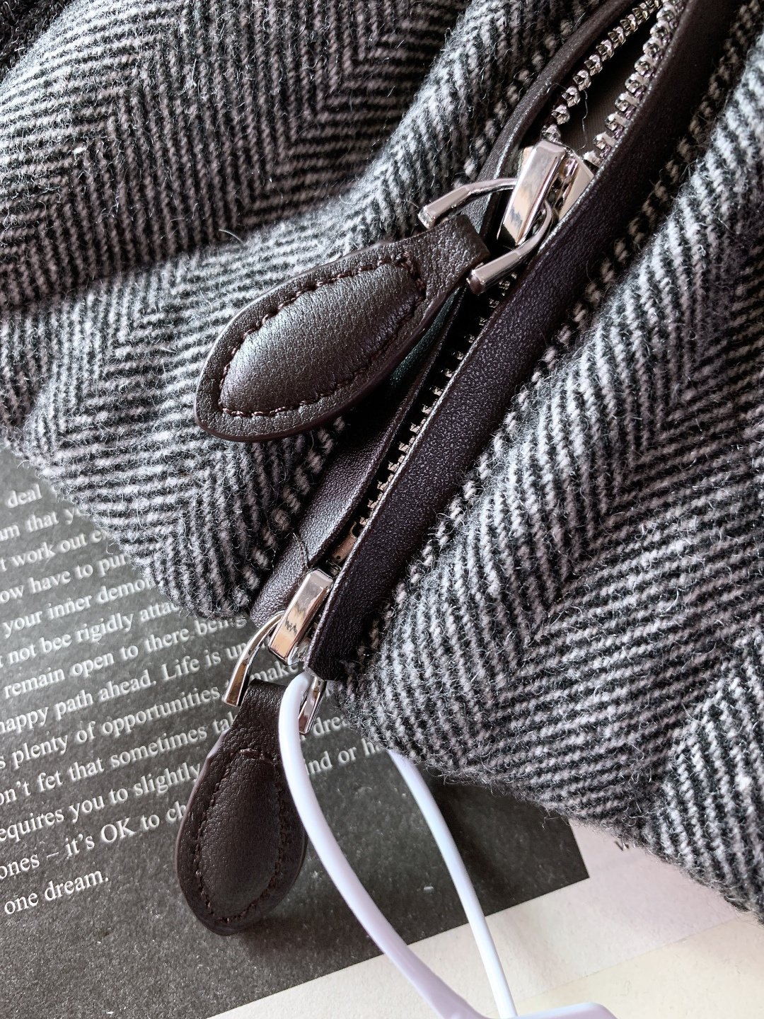 LoroPiana L.P FW秋冬新品 休闲夹克羽绒服。选用高支羊毛面料打造衣身，面料表面呈现细腻的人