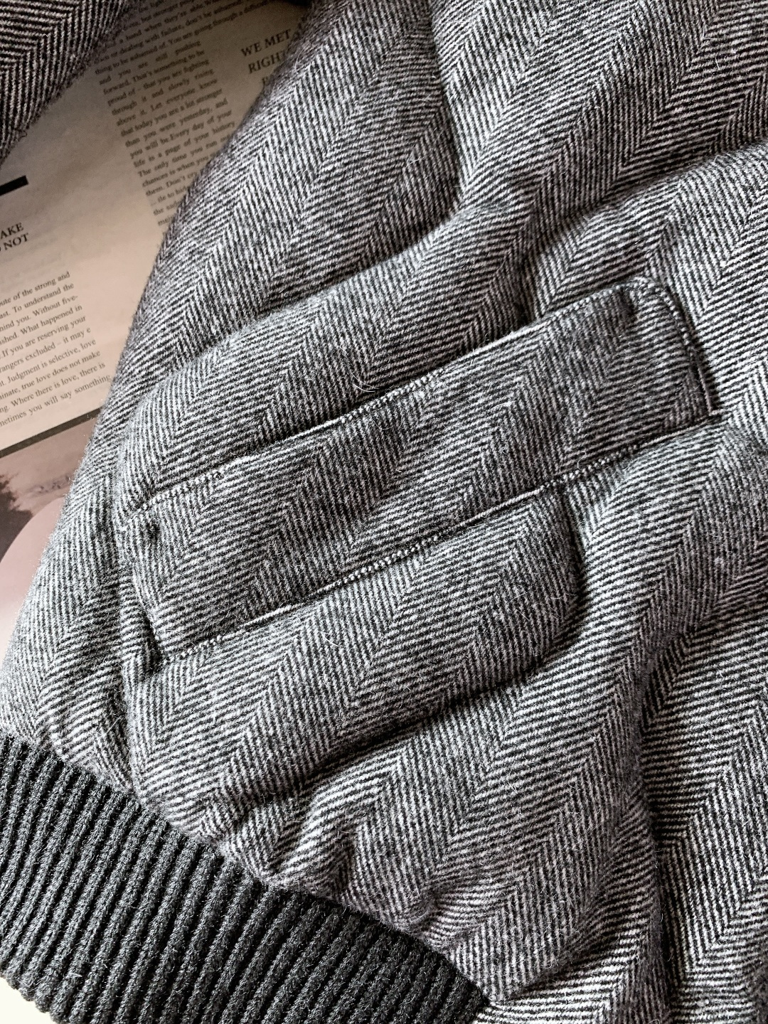 LoroPiana L.P FW秋冬新品 休闲夹克羽绒服。选用高支羊毛面料打造衣身，面料表面呈现细腻的人