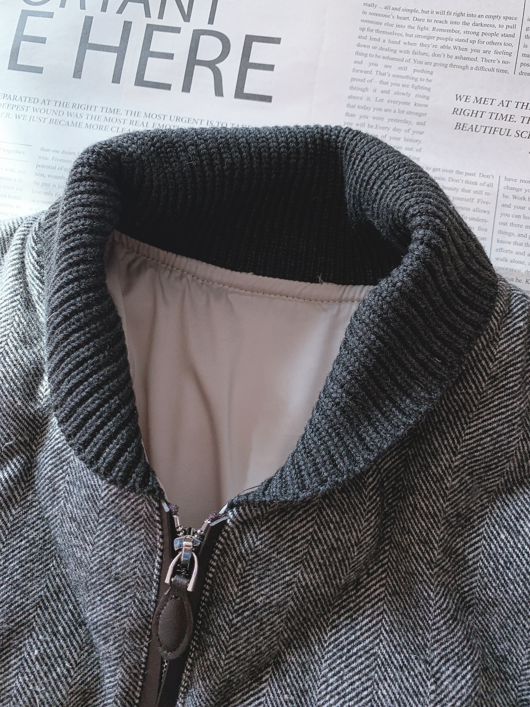 LoroPiana L.P FW秋冬新品 休闲夹克羽绒服。选用高支羊毛面料打造衣身，面料表面呈现细腻的人