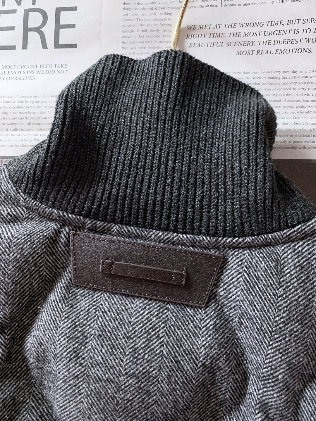 LoroPiana L.P FW秋冬新品 休闲夹克羽绒服。选用高支羊毛面料打造衣身，面料表面呈现细腻的人