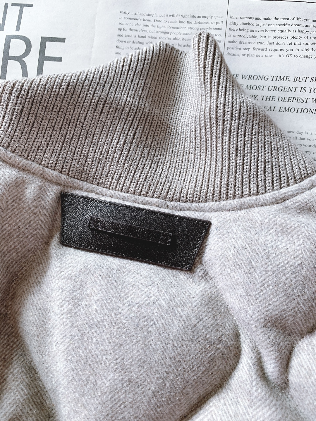 LoroPiana L.P FW秋冬新品 休闲夹克羽绒服。选用高支羊毛面料打造衣身，面料表面呈现细腻的人