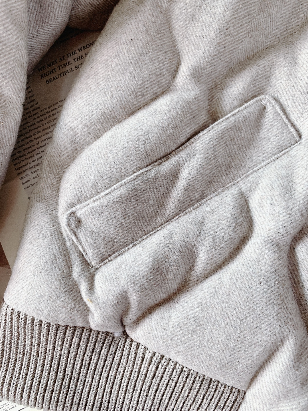 LoroPiana L.P FW秋冬新品 休闲夹克羽绒服。选用高支羊毛面料打造衣身，面料表面呈现细腻的人