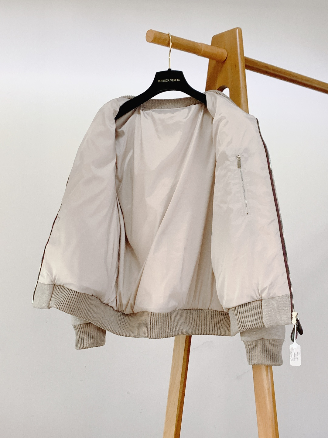 LoroPiana L.P FW秋冬新品 休闲夹克羽绒服。选用高支羊毛面料打造衣身，面料表面呈现细腻的人