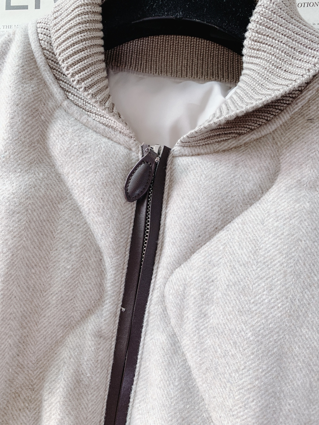 LoroPiana L.P FW秋冬新品 休闲夹克羽绒服。选用高支羊毛面料打造衣身，面料表面呈现细腻的人