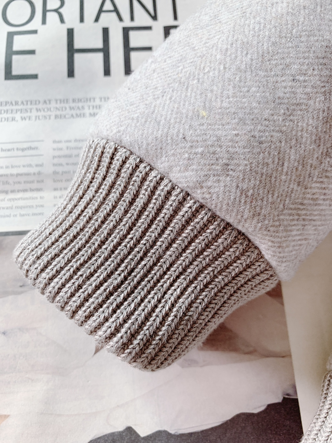 LoroPiana L.P FW秋冬新品 休闲夹克羽绒服。选用高支羊毛面料打造衣身，面料表面呈现细腻的人