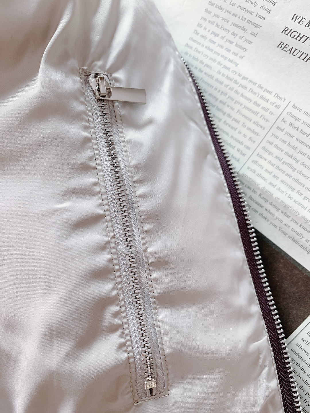 LoroPiana L.P FW秋冬新品 休闲夹克羽绒服。选用高支羊毛面料打造衣身，面料表面呈现细腻的人