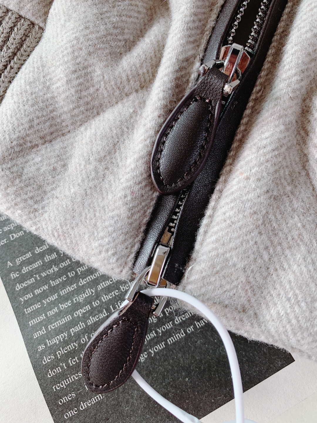 LoroPiana L.P FW秋冬新品 休闲夹克羽绒服。选用高支羊毛面料打造衣身，面料表面呈现细腻的人