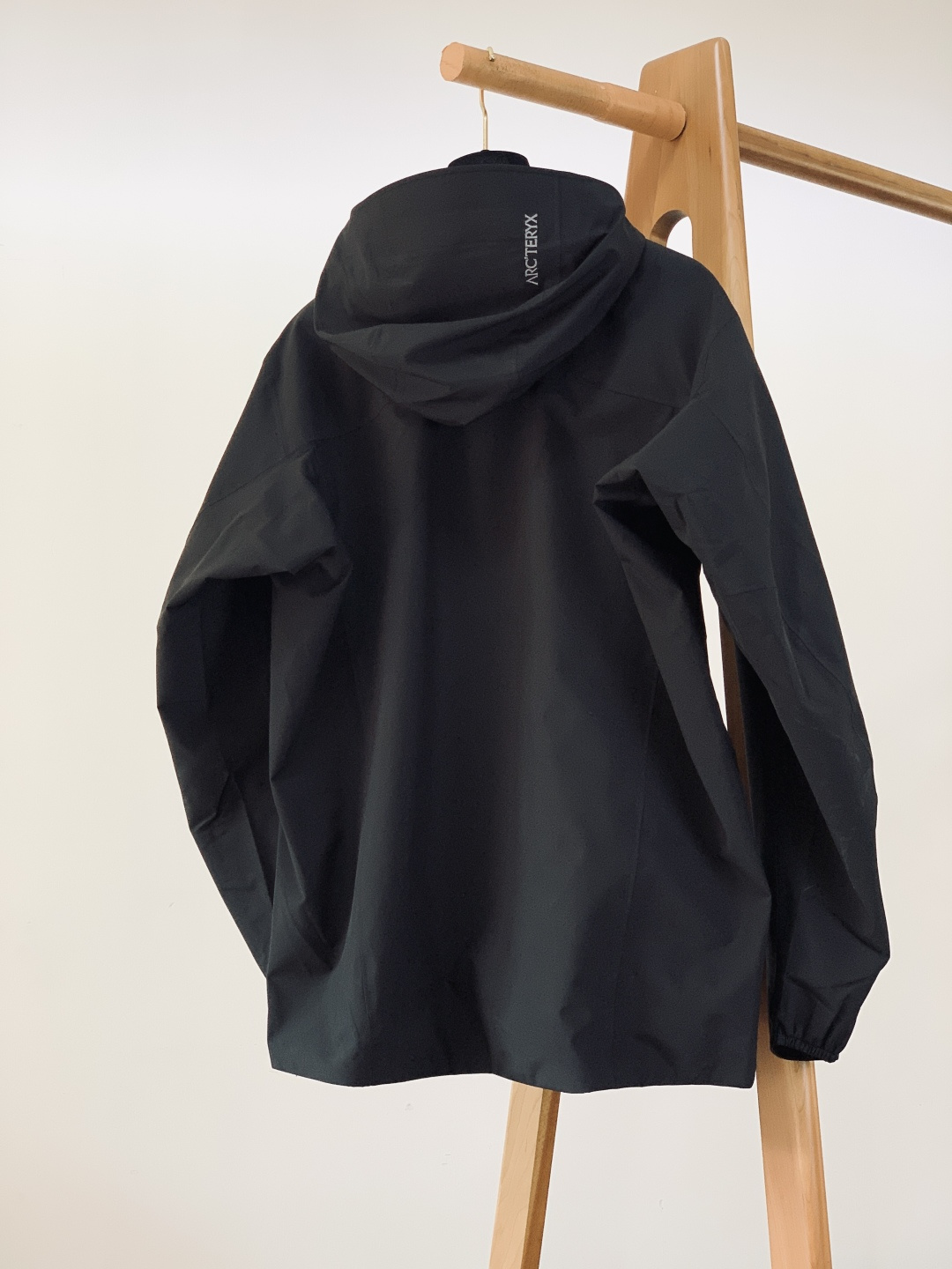 ARCTERYX 始祖鸟 轻薄款连帽外套 户外硬核防护与都市极简美学碰撞。采用GORE-TEX WIND