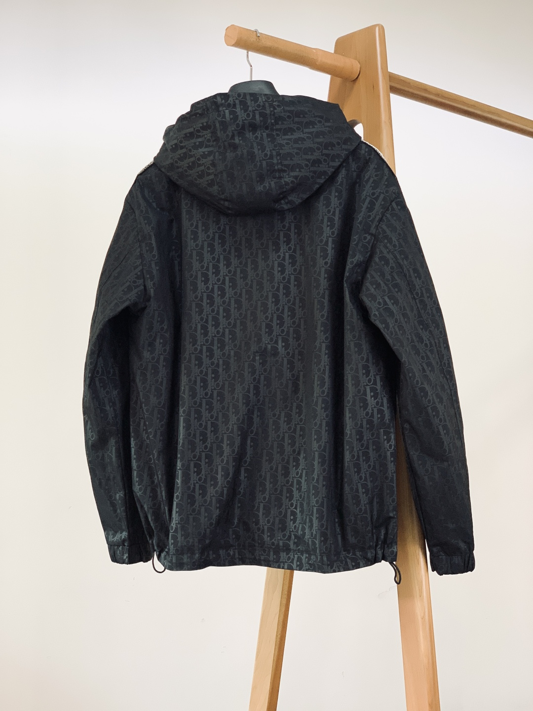 Dior Homme 迪奥·桀傲 2025FW秋冬新品 经典老花连帽外套。选用高密防风尼龙面料，质地轻薄