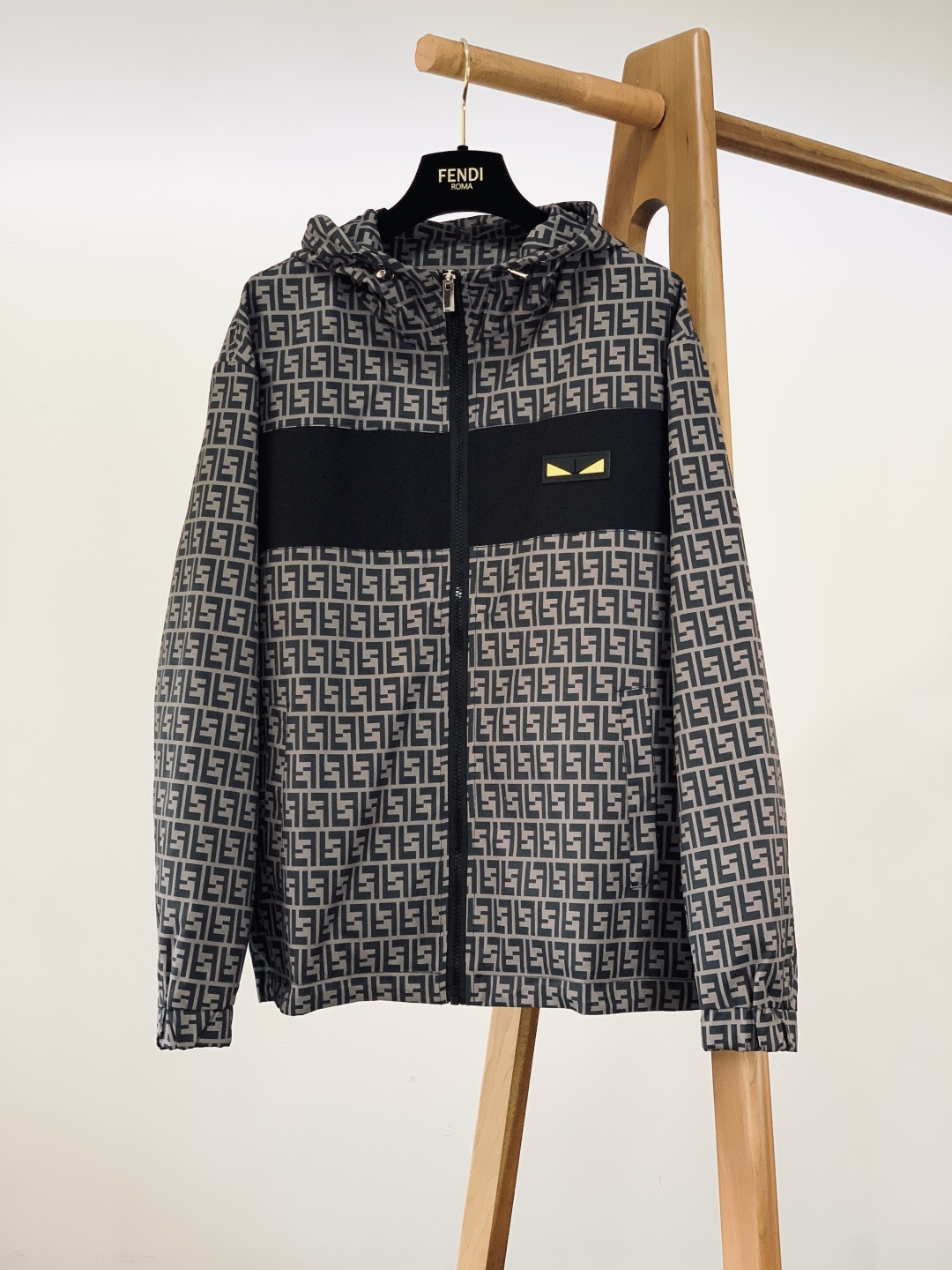 Fendi 芬迪 2026SS早春新品满印拼色连帽外套。选用高密防风尼龙面料，质地轻薄且挺括有型，具备良