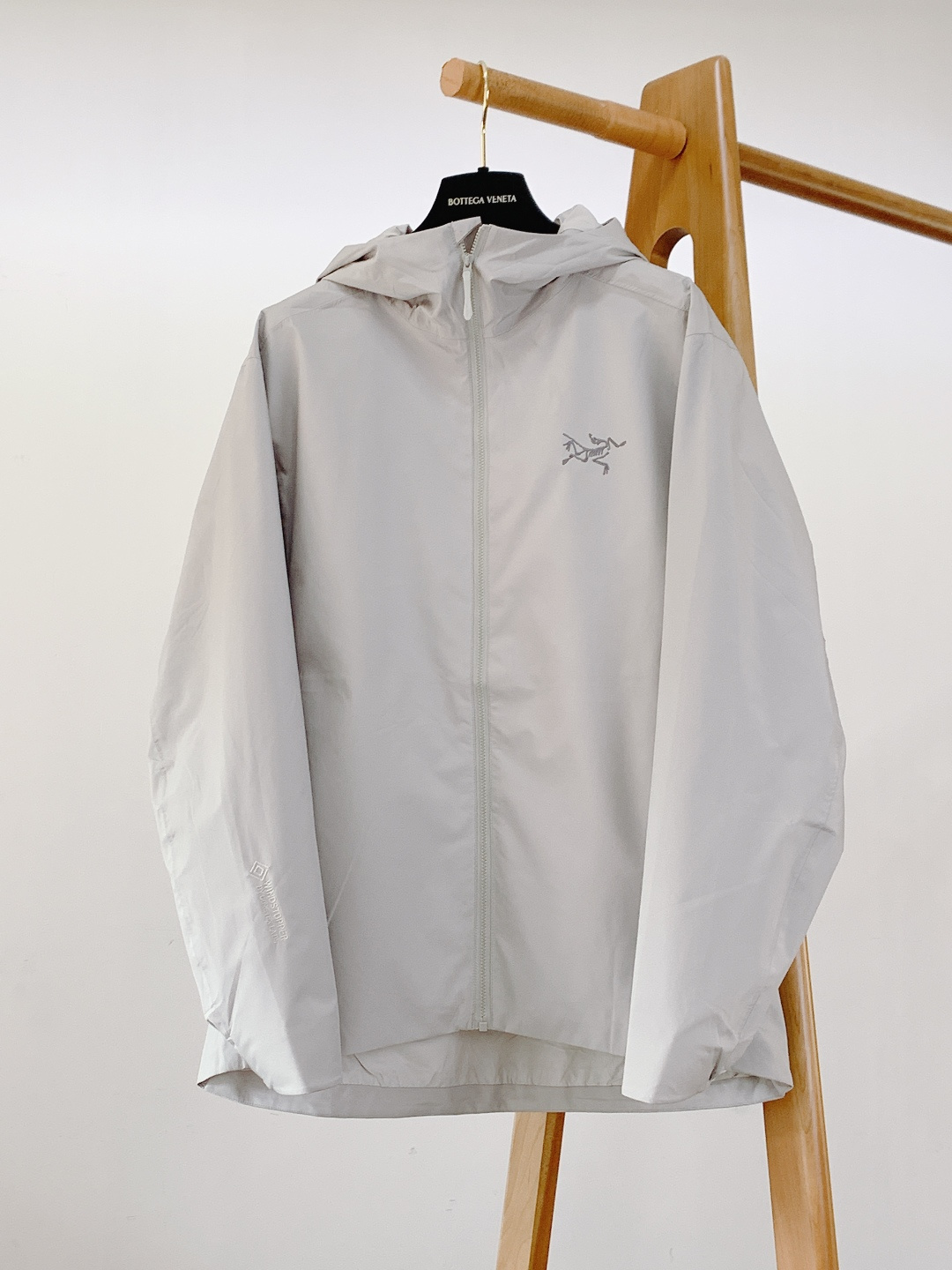 ARCTERYX 始祖鸟 轻薄款连帽外套 户外硬核防护与都市极简美学碰撞。采用GORE-TEX WIND