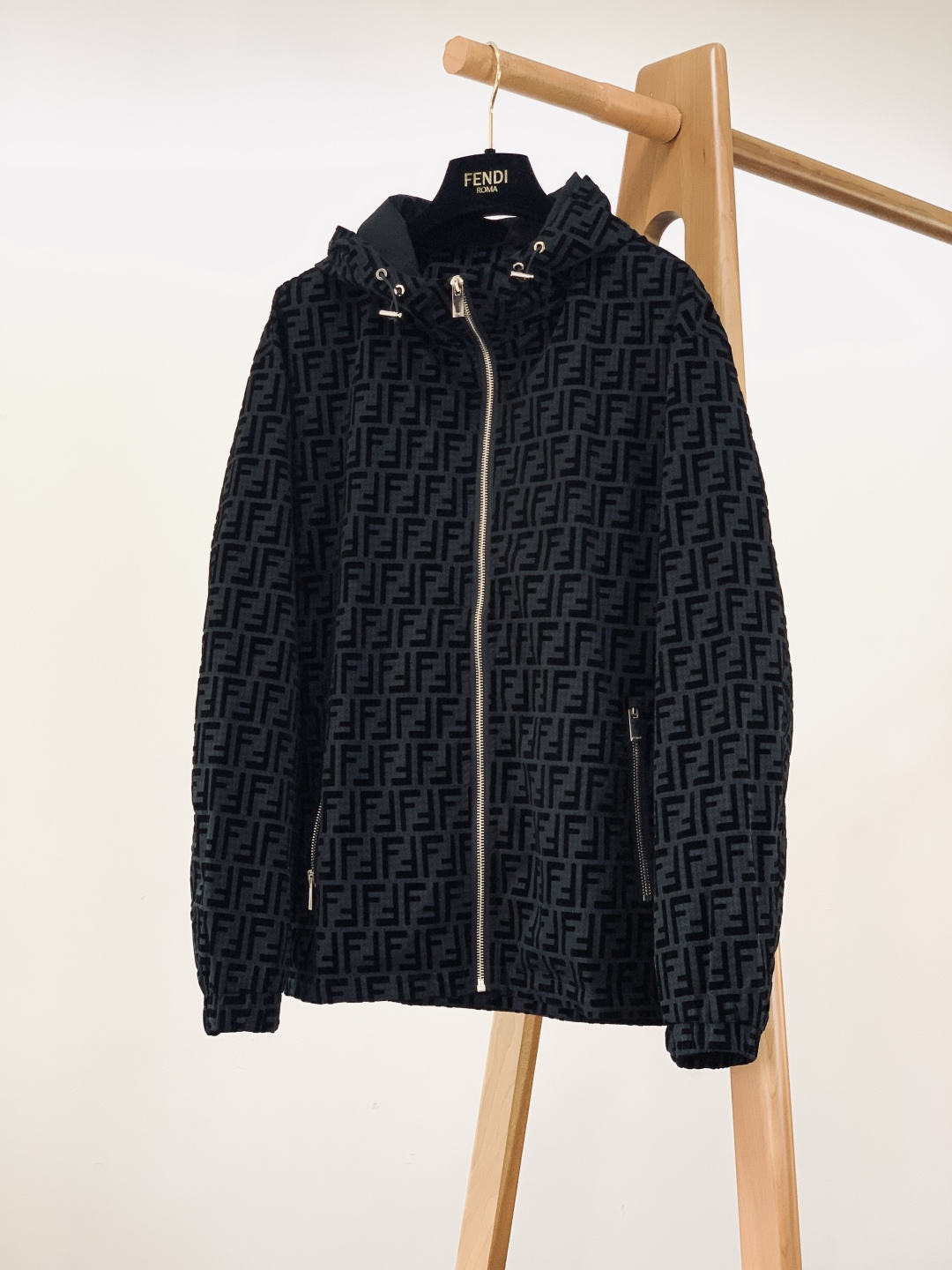 Fendi 芬迪 2026SS早春新品丝绒连帽外套｜经典双F提花丝绒面料，触感软糯又挺括；金属拉链刻字l