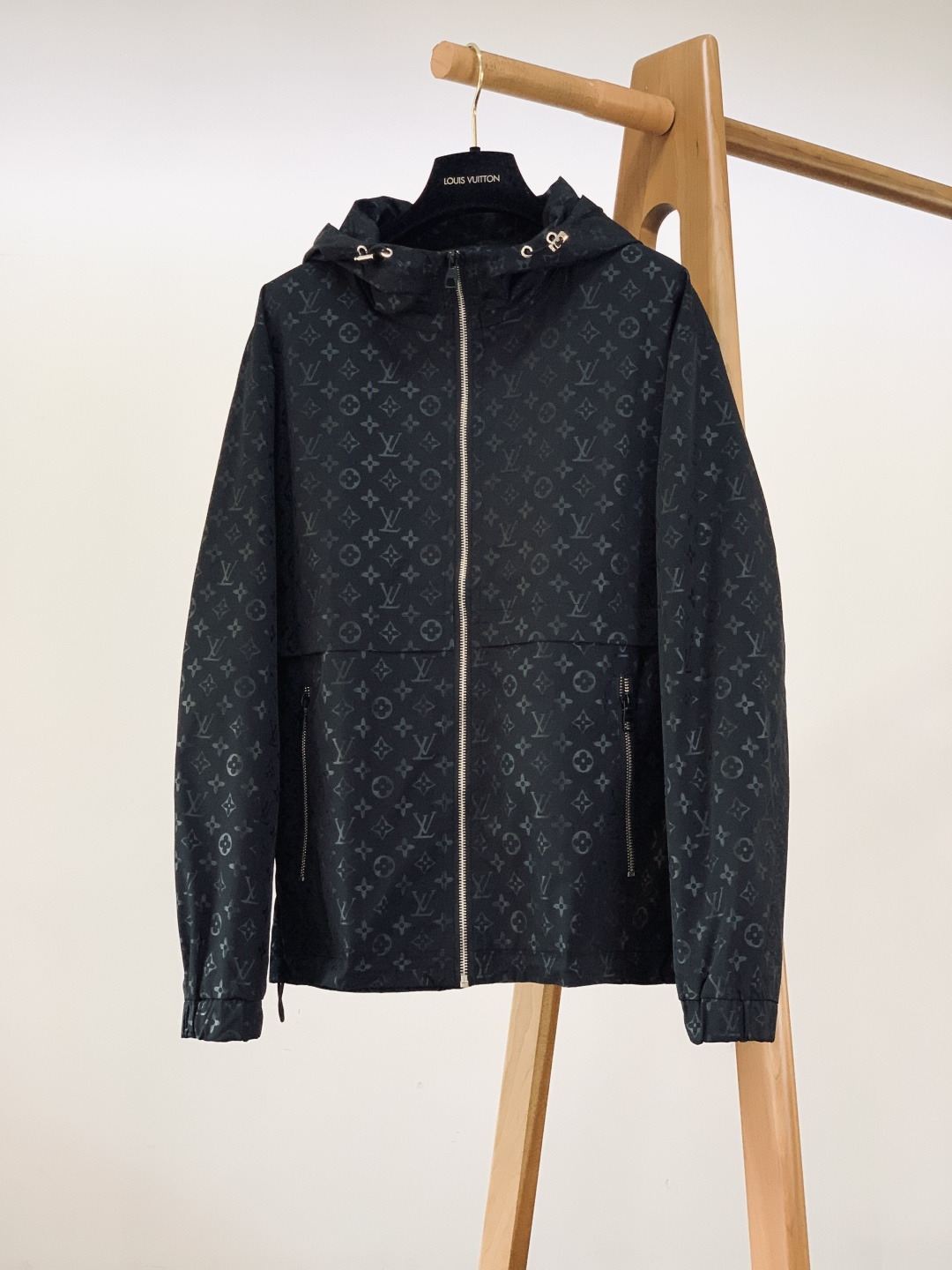 LouisVuitton 路易威登 2025FW秋冬新品 老花暗纹连帽外套。选用高密防风科技面料，质地轻