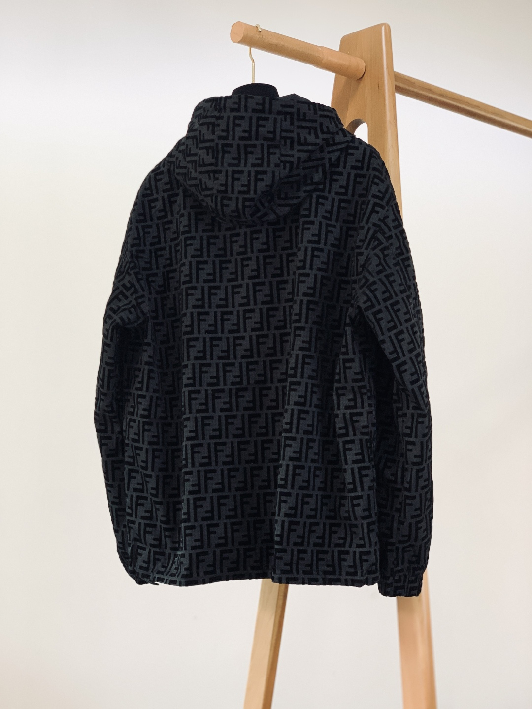 Fendi 芬迪 2026SS早春新品丝绒连帽外套｜经典双F提花丝绒面料，触感软糯又挺括；金属拉链刻字l