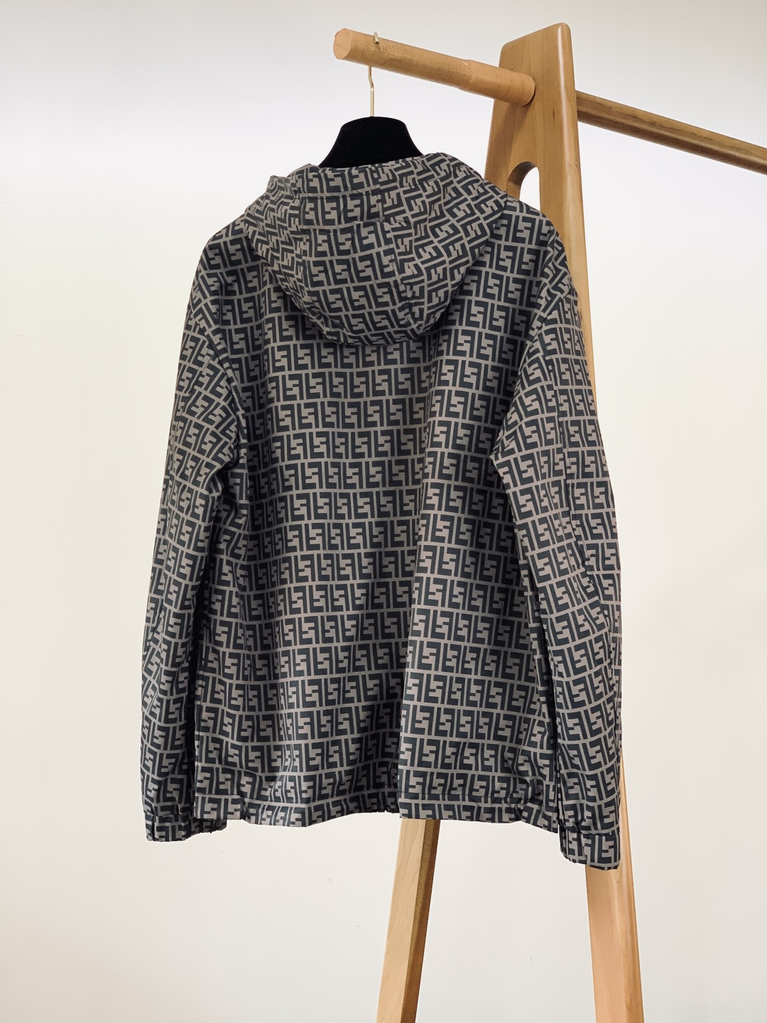 Fendi 芬迪 2026SS早春新品满印拼色连帽外套。选用高密防风尼龙面料，质地轻薄且挺括有型，具备良