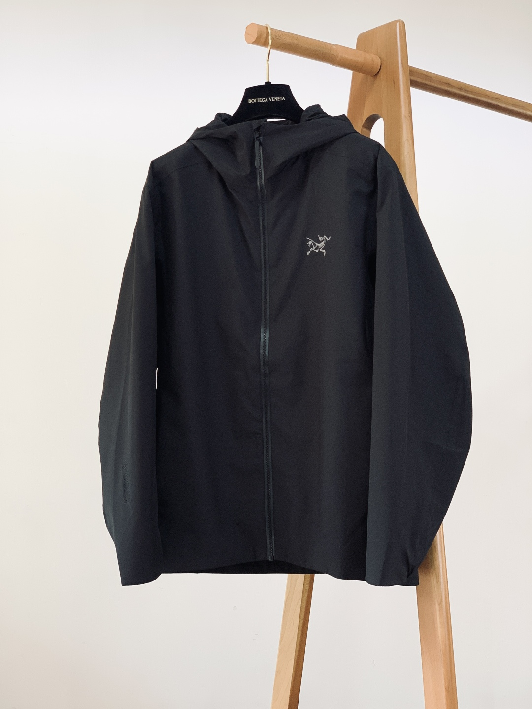 ARCTERYX 始祖鸟 轻薄款连帽外套 户外硬核防护与都市极简美学碰撞。采用GORE-TEX WIND
