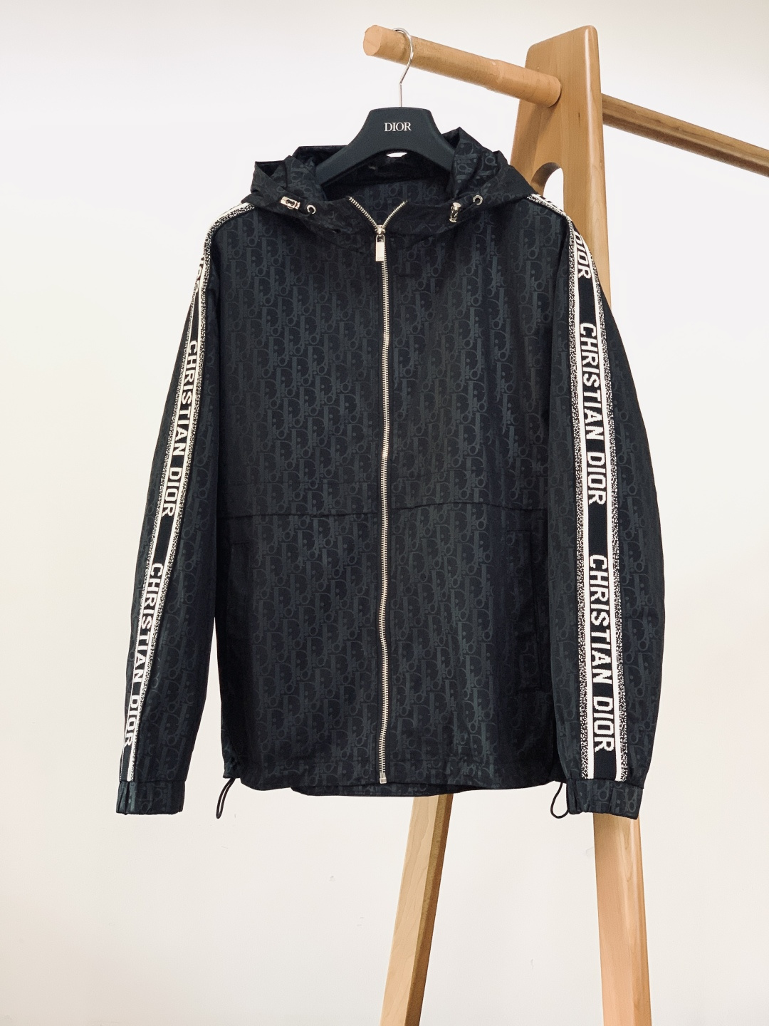 Dior Homme 迪奥·桀傲 2025FW秋冬新品 经典老花连帽外套。选用高密防风尼龙面料，质地轻薄