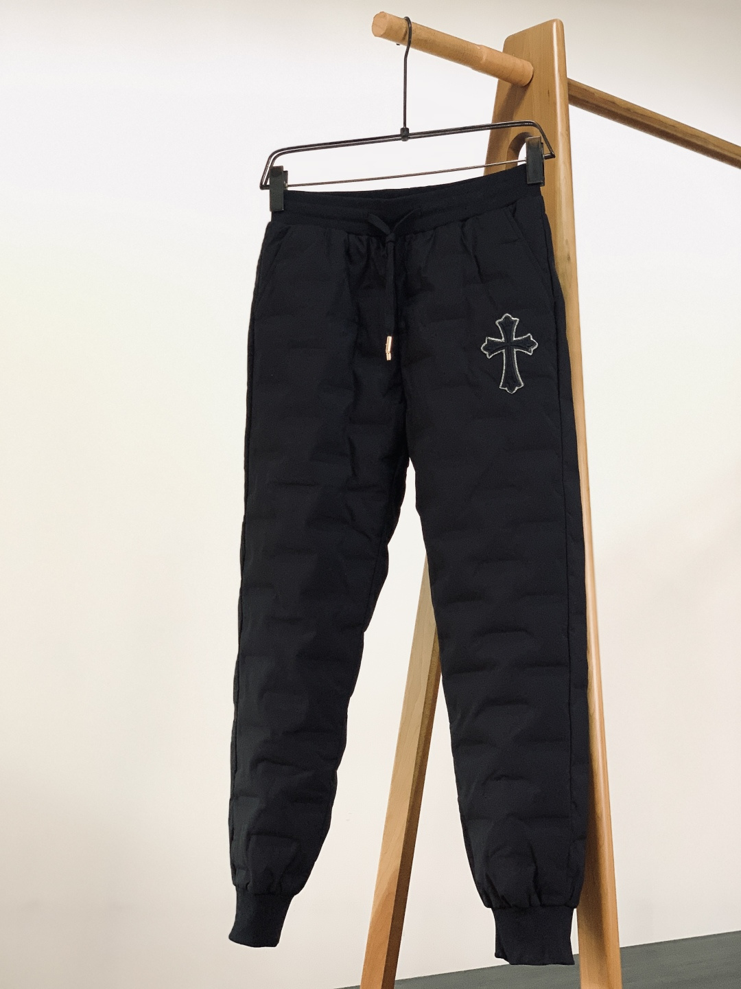 Chrome Hearts 克罗心 2025FW秋冬新品 休闲羽绒裤，把街头腔调焊在身上！经典十字刺绣撞