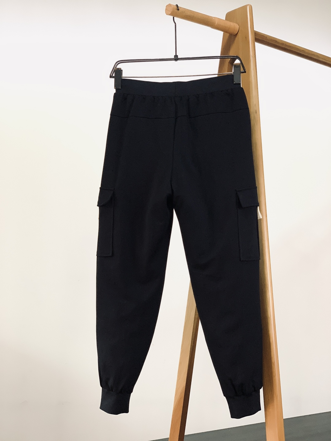 Moncler 蒙口 2025FW秋冬新品 休闲工装羽绒裤帅到没朋友！经典黑调撞色品牌徽章，工装大口袋+