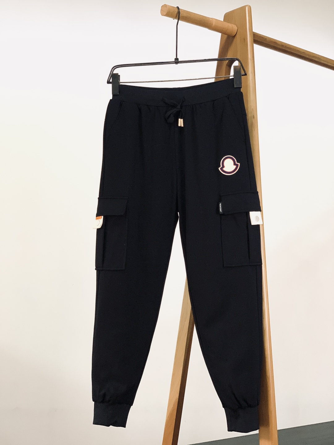 Moncler 蒙口 2025FW秋冬新品 休闲工装羽绒裤帅到没朋友！经典黑调撞色品牌徽章，工装大口袋+