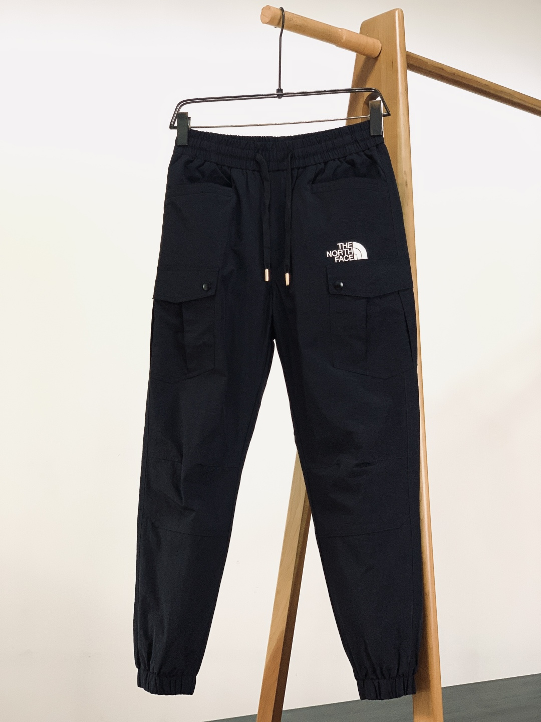 The North Face®北面 2025FW秋冬新品休闲羽绒裤，户外基因与日常穿搭的完美融合！高密防