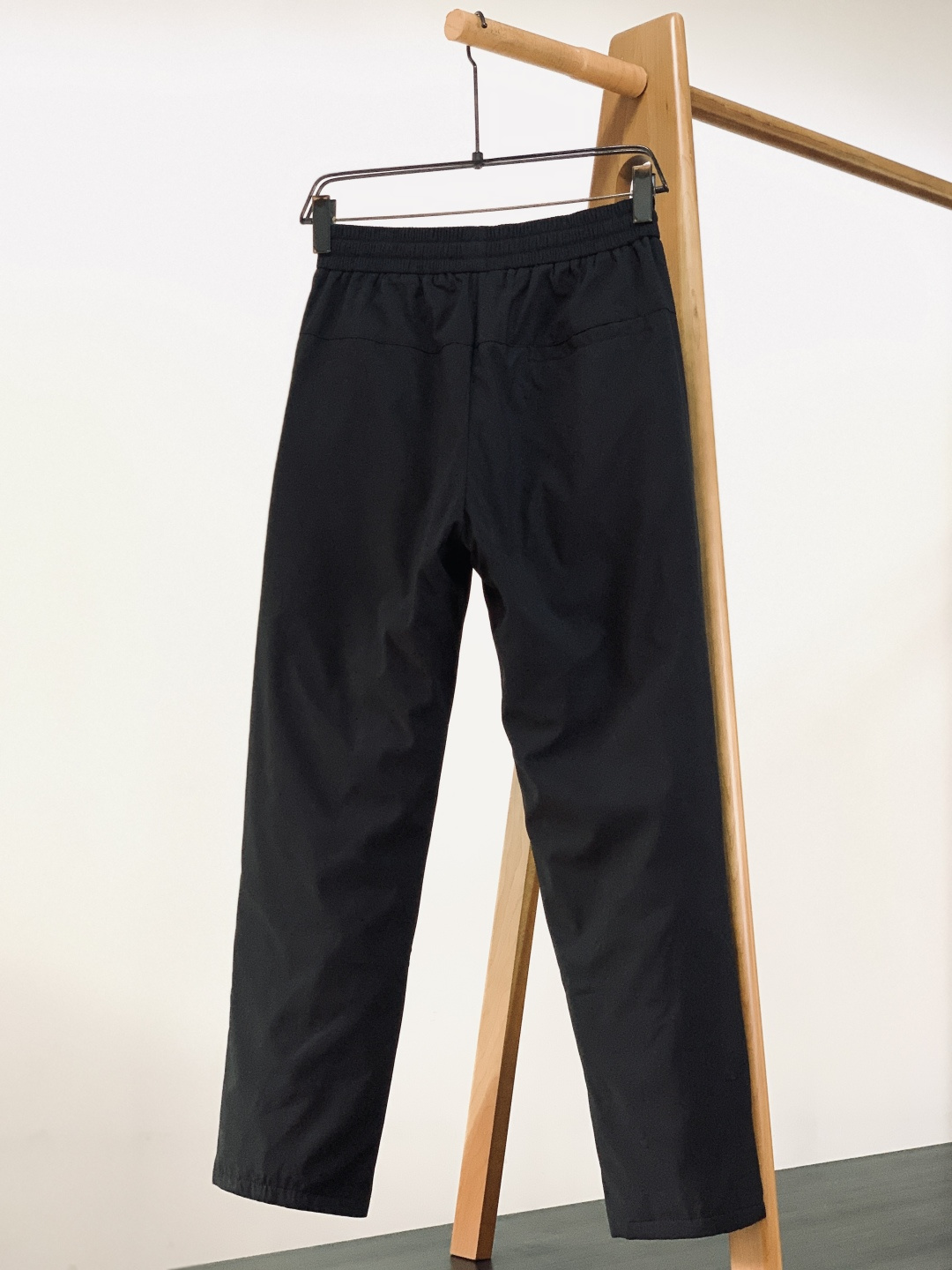 LouisVuitton 路易威登 2025FW秋冬新品 休闲羽绒裤。经典黑调搭配珠绣老花徽章，金属绳扣