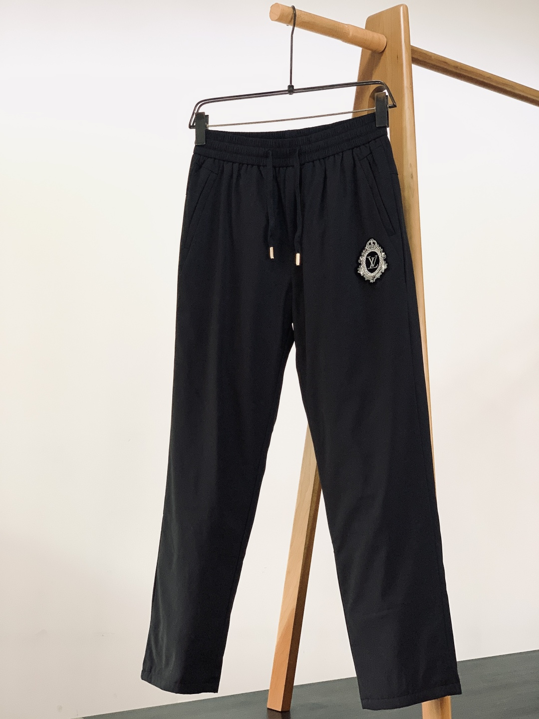 LouisVuitton 路易威登 2025FW秋冬新品 休闲羽绒裤。经典黑调搭配珠绣老花徽章，金属绳扣