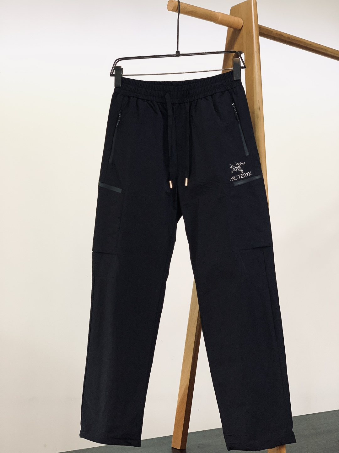 ARCTERYX 始祖鸟 2025FW秋冬新品休闲羽绒裤，户外硬核防护与日常舒适的双向奔赴！高密防风面料