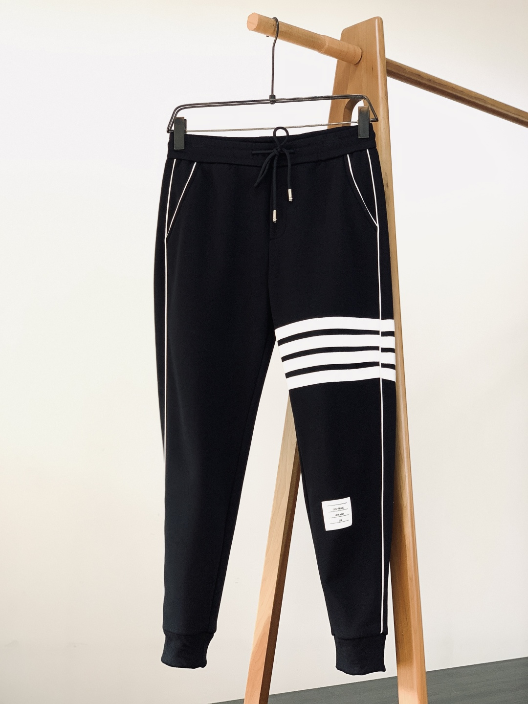 Thom Browne 汤姆·布朗 2025FW秋冬新品 经典四杠学院风休闲裤，经典四条纹元素撞色黑白灰