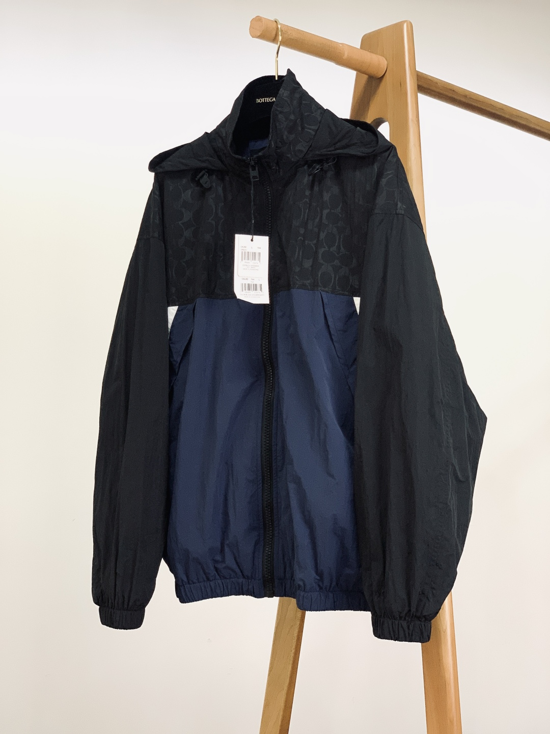 Coach 蔻驰 男士拼色户外夹克上衣外套休闲舒适通勤高级感！！产品介绍DETAILS 描述这款户外夹克