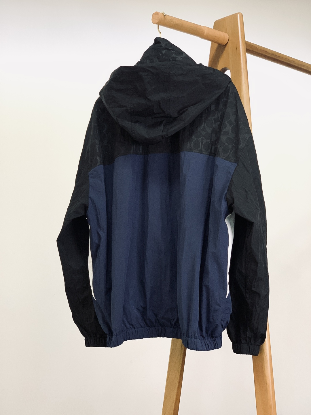 Coach 蔻驰 男士拼色户外夹克上衣外套休闲舒适通勤高级感！！产品介绍DETAILS 描述这款户外夹克