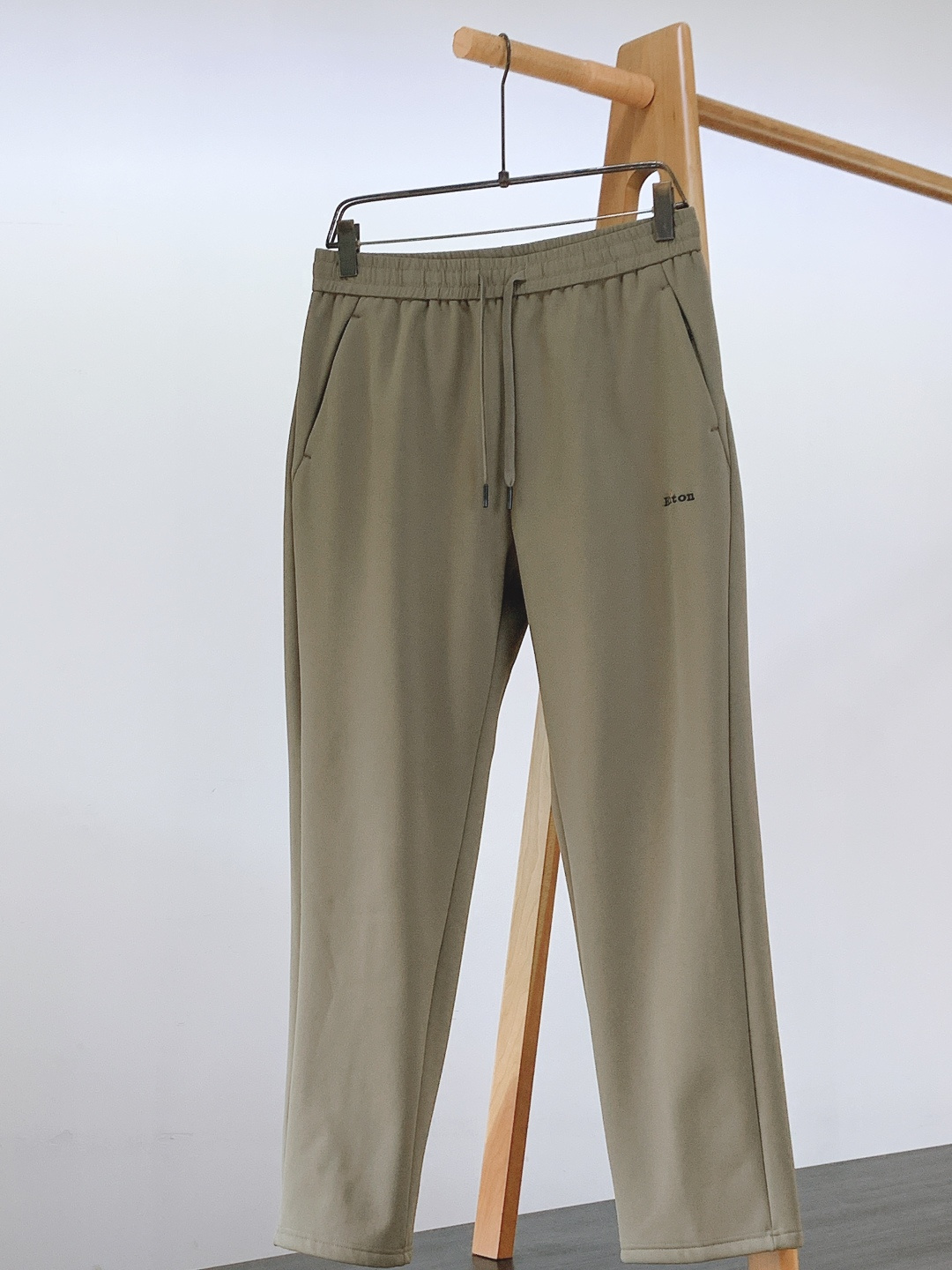 Kiton 奇顿 2025FW秋冬新品加绒休闲裤把意式高端质感拉满！细腻面料搭配软糯加绒内里，保暖又亲肤