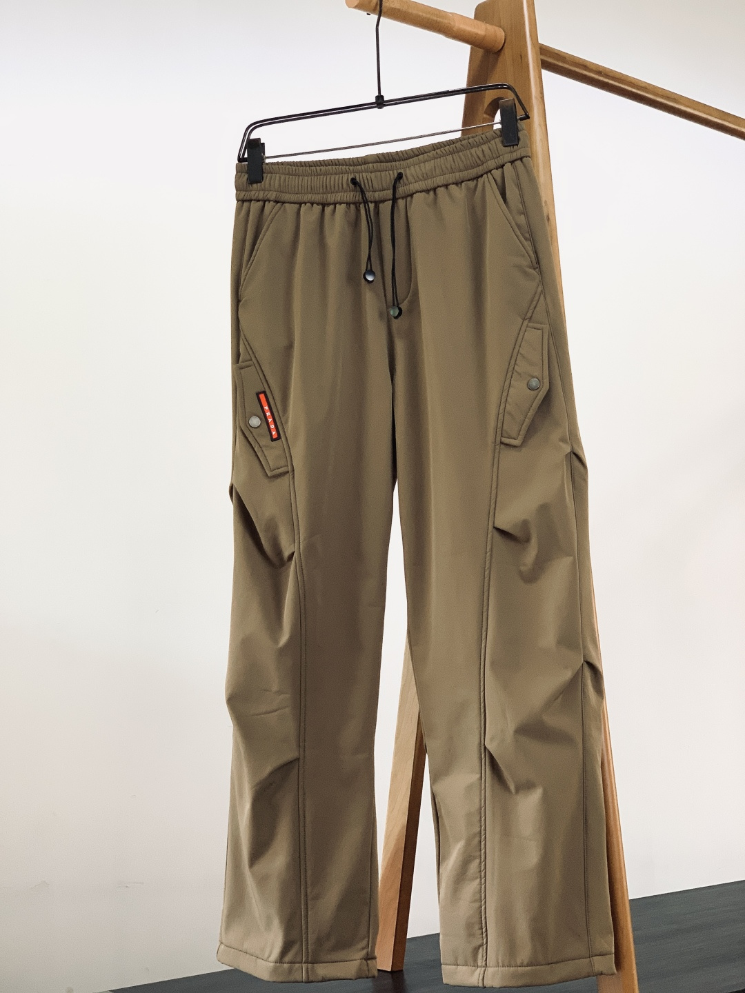 Prada 普拉达 2025FW秋冬新品加绒工装休闲裤，经典卡其/黑色双配色，外层顺滑挺括，内层摇粒绒锁