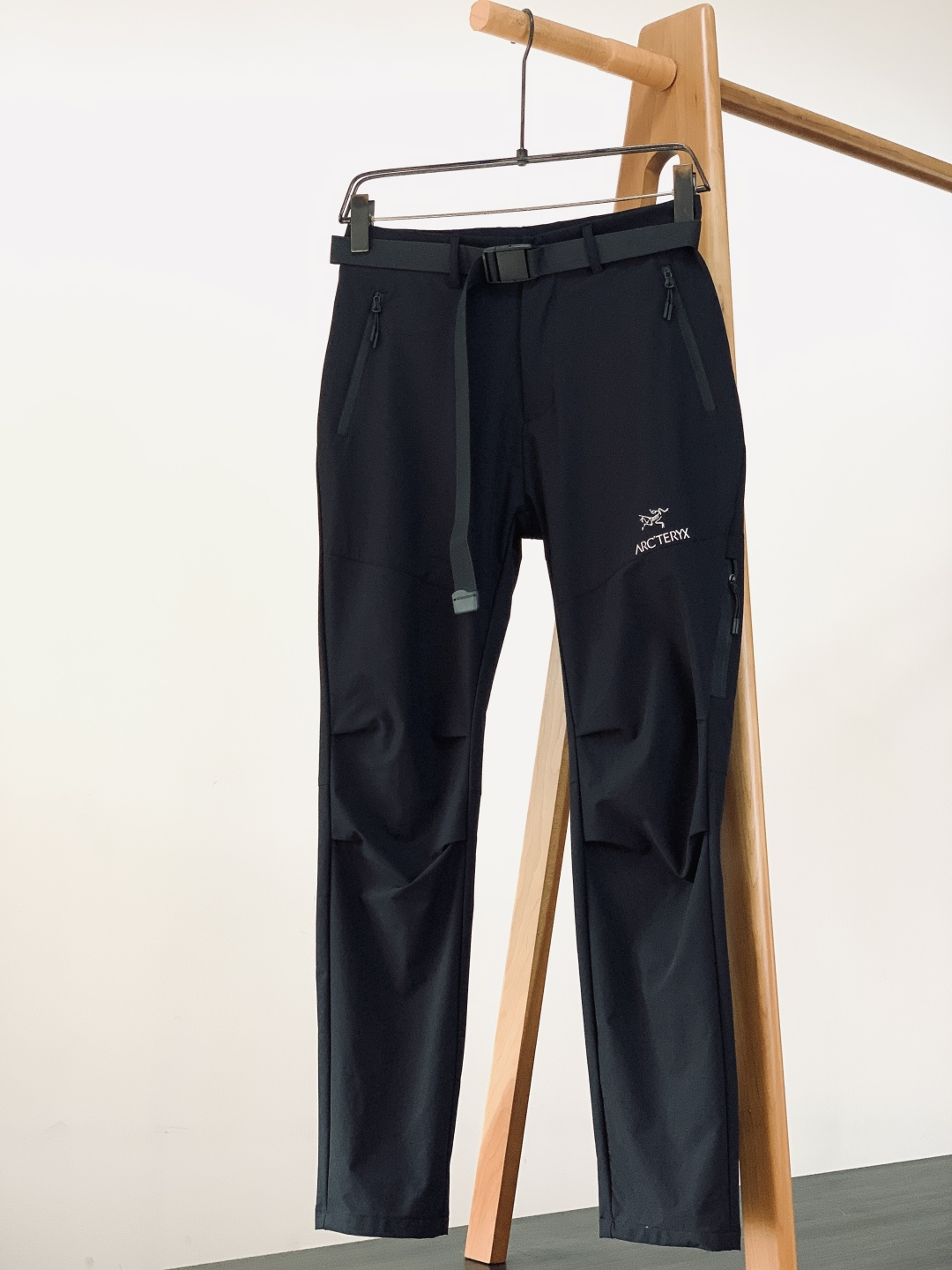 ARCTERYX 始祖鸟 2025FW秋冬新品户外休闲裤，轻量化面料加持，自带腰带+多拉链口袋设计，户外