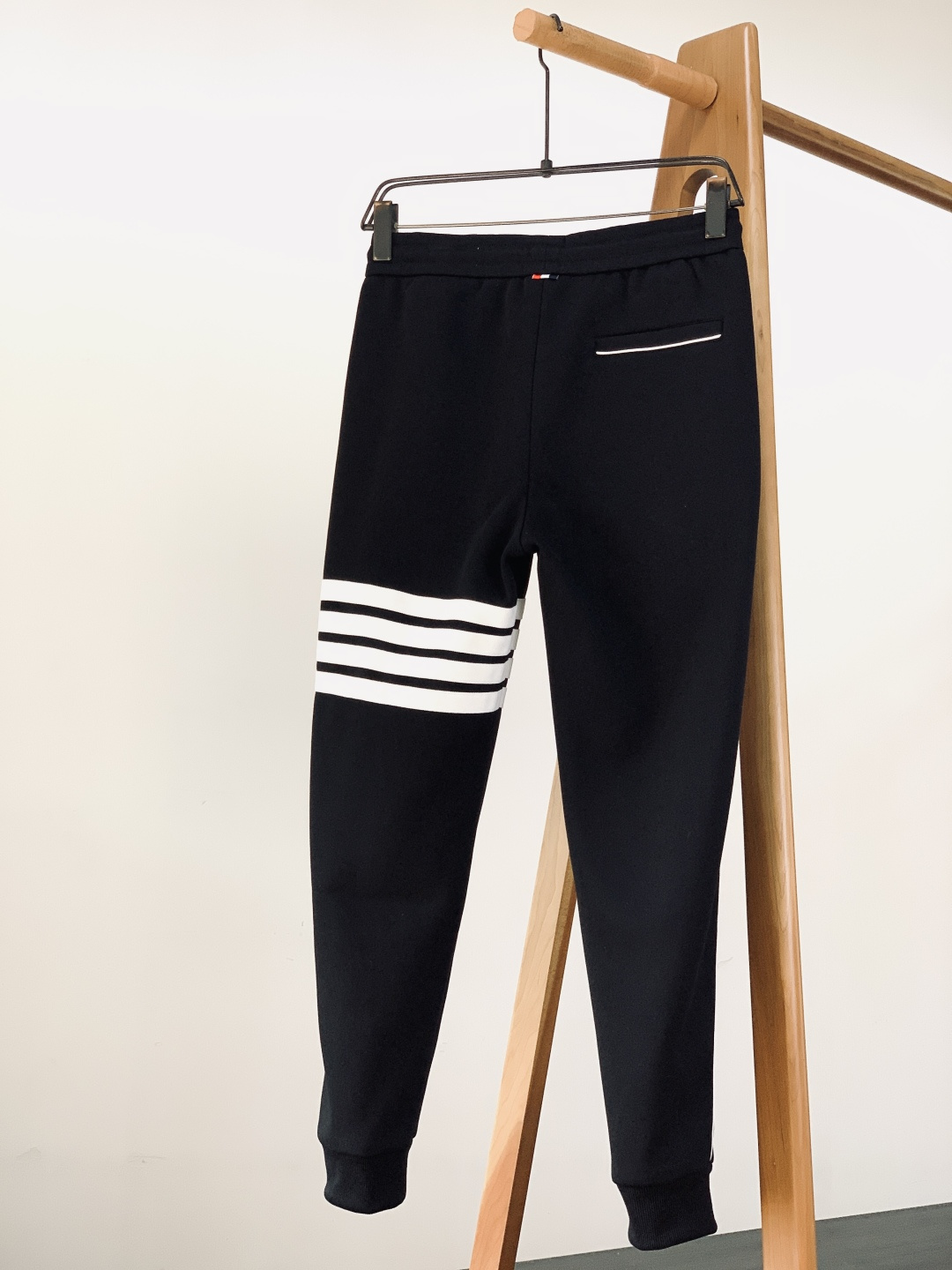 Thom Browne 汤姆·布朗 2025FW秋冬新品 经典四杠学院风休闲裤，经典四条纹元素撞色黑白灰