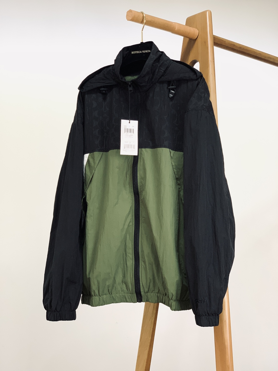 Coach 蔻驰 男士拼色户外夹克上衣外套休闲舒适通勤高级感！！产品介绍DETAILS 描述这款户外夹克