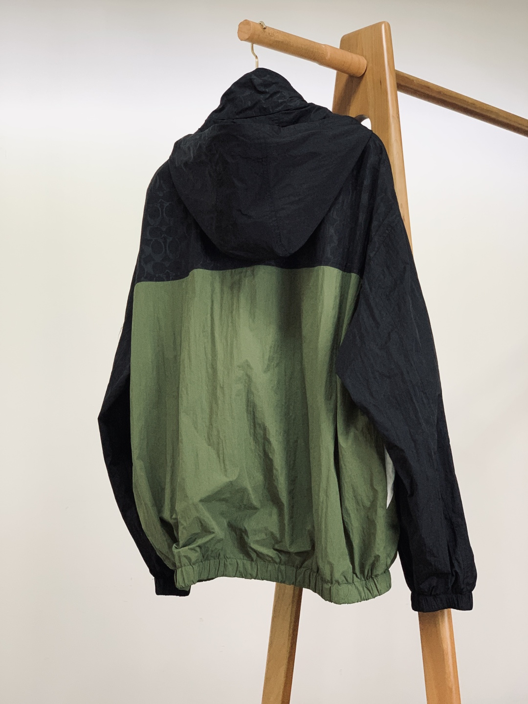 Coach 蔻驰 男士拼色户外夹克上衣外套休闲舒适通勤高级感！！产品介绍DETAILS 描述这款户外夹克