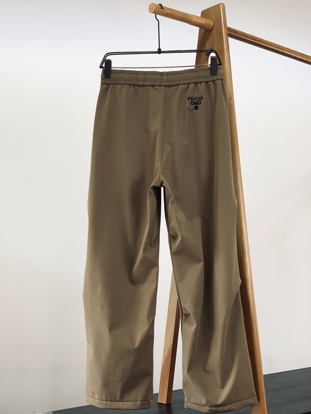 Prada 普拉达 2025FW秋冬新品加绒工装休闲裤，经典卡其/黑色双配色，外层顺滑挺括，内层摇粒绒锁