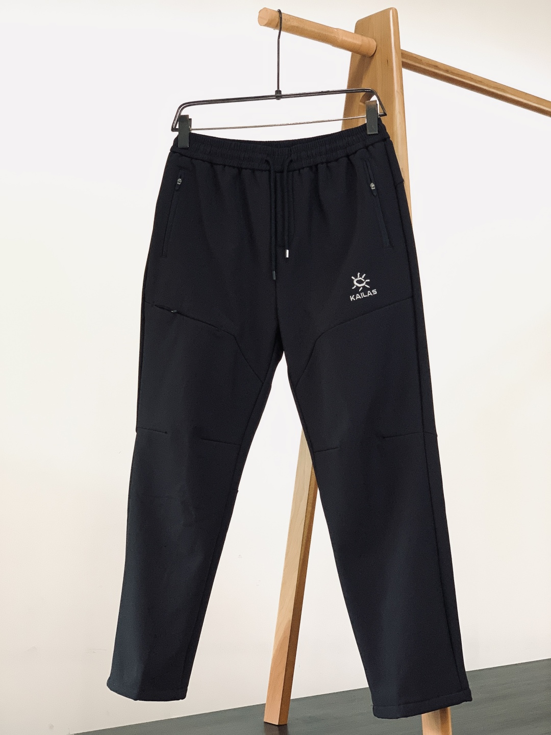 Kailas 凯乐石 2025FW秋冬新品加绒抽绳休闲裤，外层抗风耐磨，内层摇粒绒锁温，松紧腰头+抽绳设