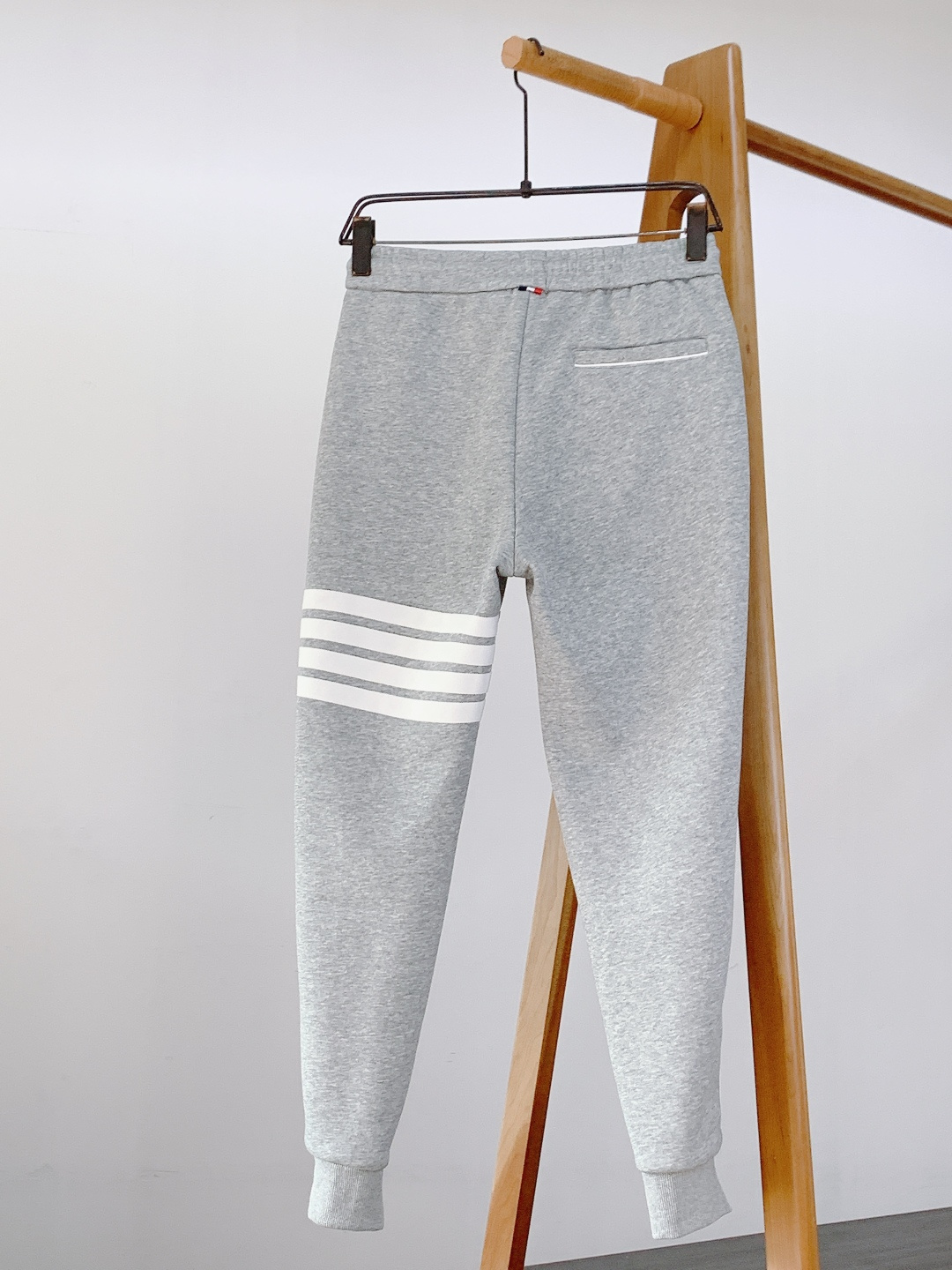 Thom Browne 汤姆·布朗 2025FW秋冬新品 经典四杠学院风休闲裤，经典四条纹元素撞色黑白灰